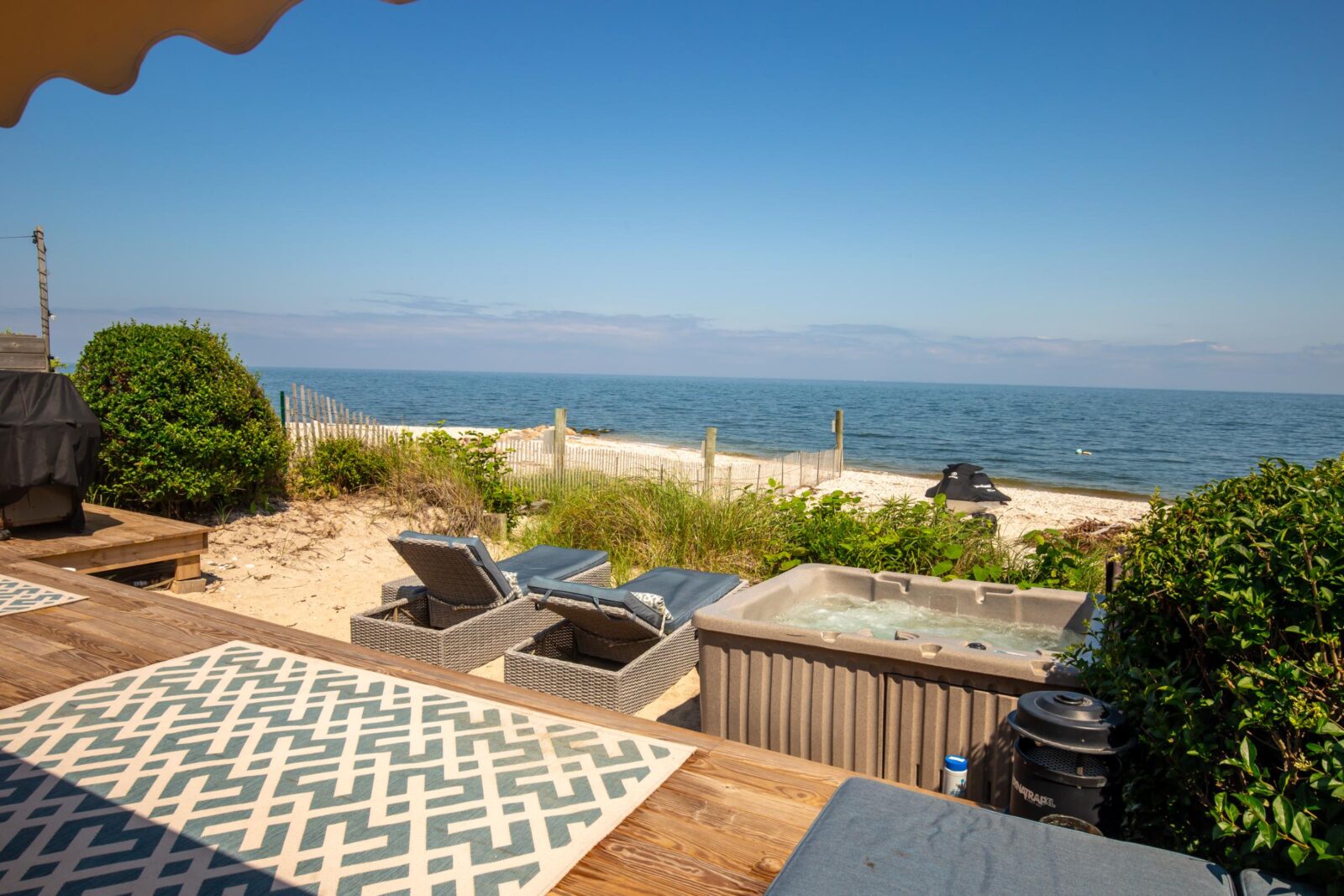 Soundfront Beach House w Hot Tub, Gym & Sauna - Luxury Beach Getaway